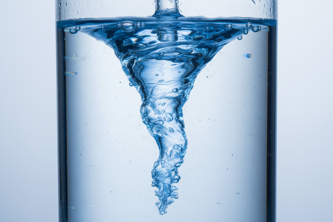 Vortex d’eau visible dans une chambre transparente 