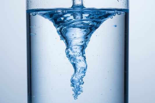 Vortex d’eau visible dans une chambre transparente 